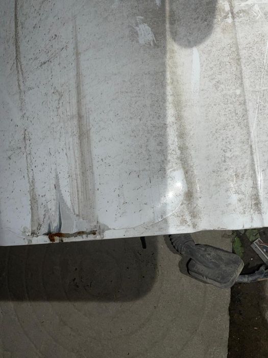 белая дверь на делику