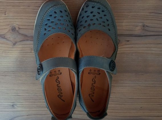 Продам босоножки