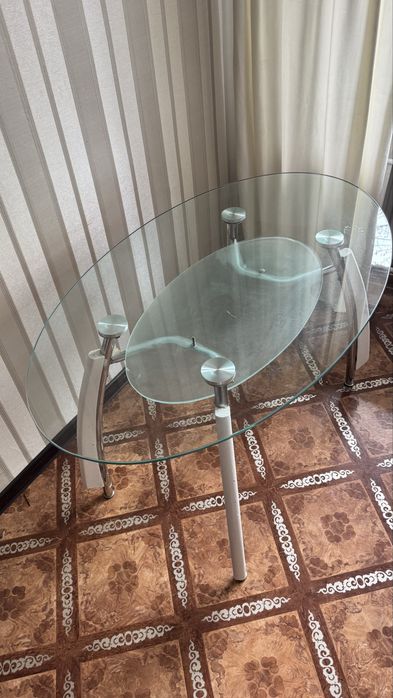 Продается стеклянный стол 13 000 тг.