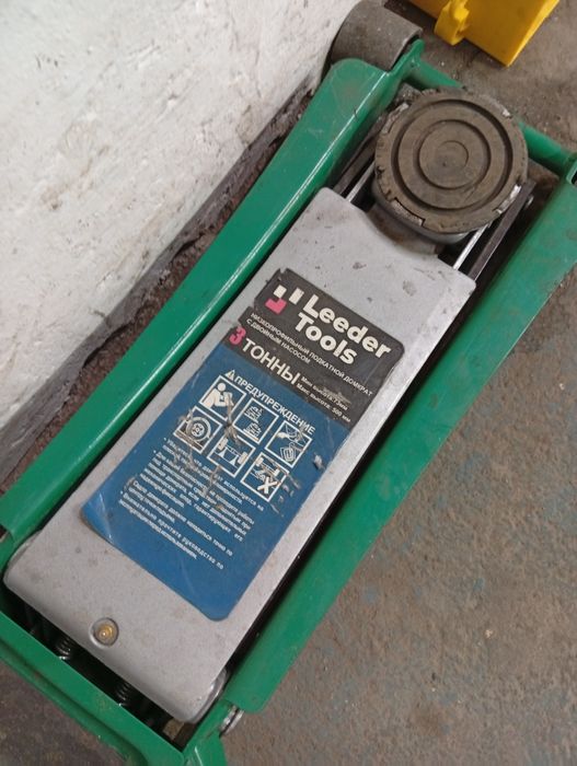 Домкрат подкаточный 3 тонный ,Почьти новый