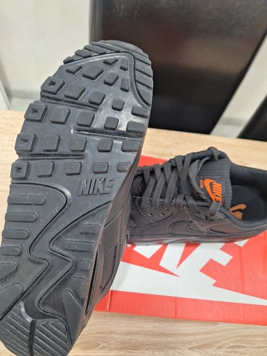 Здравейте продавам маратонки NIKE AIR MAX 90 LTR изцяло от естествена