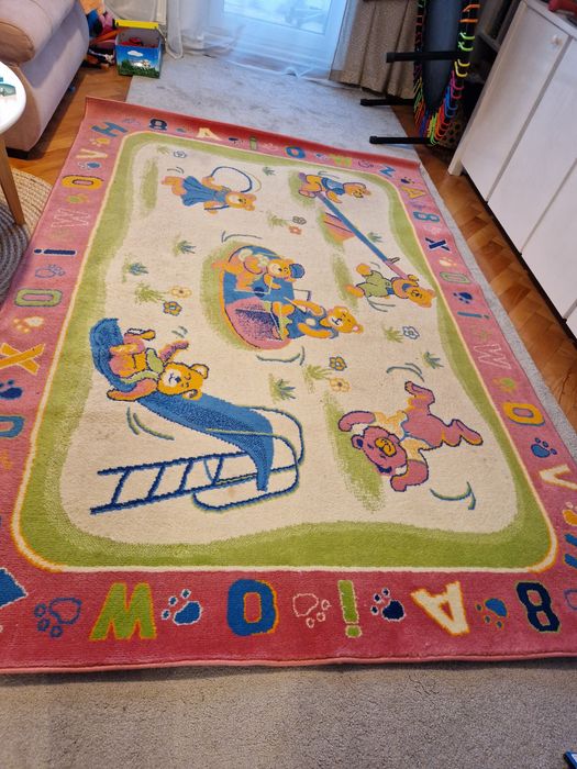 Vand covor lâna cu ursuleti, potrivit in camera copilului