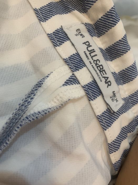 Pantaloni scurti cu dungi 50 de lei