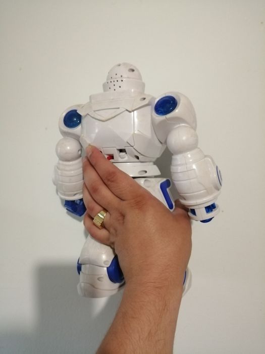 Робот играчка ретро