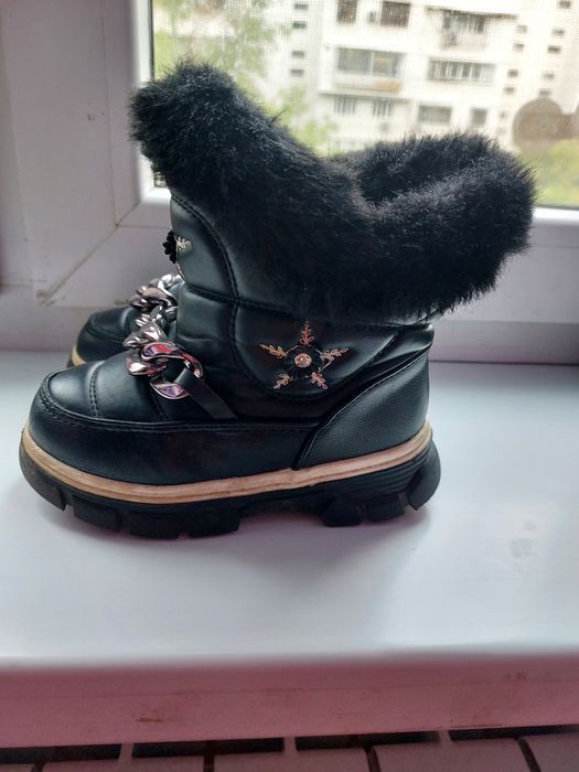 Сапожки на девочку в отличном состоянии.