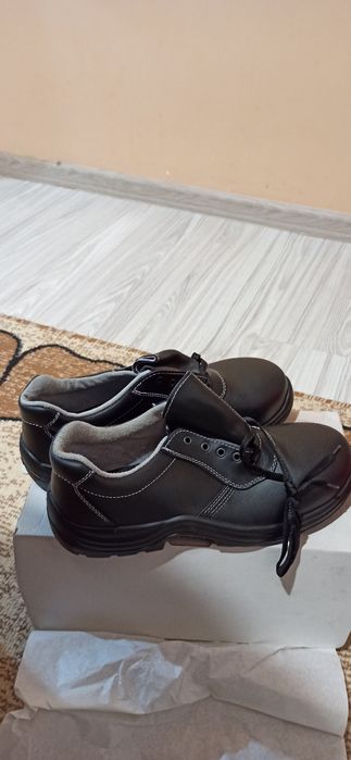 Чисто нови обувки половинки