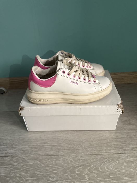 Оригинални обувки Guess