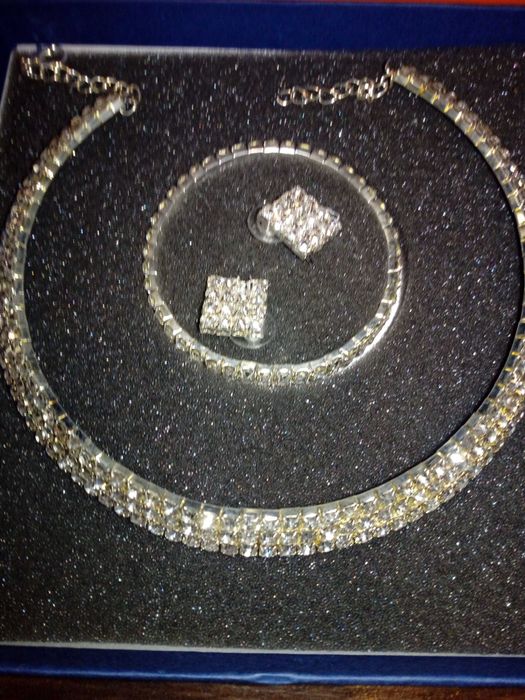 Set colier ,bratara,cercei Swarovski crystalis nou in cutie