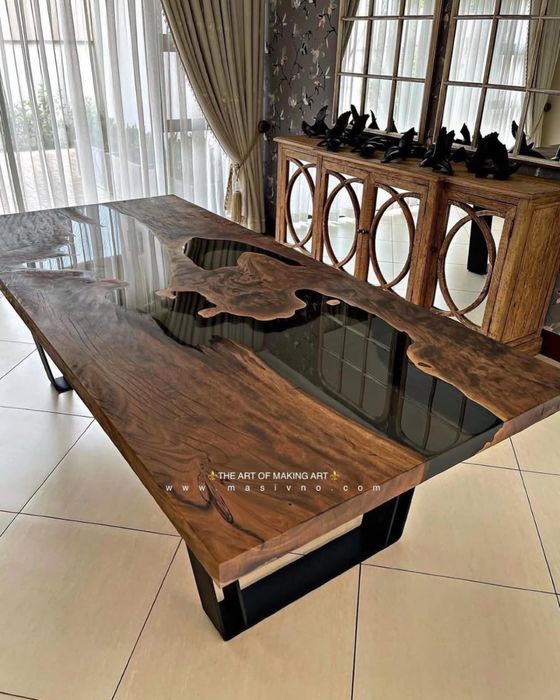 Маса от дърво и смола