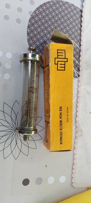 Siringa metalica cu sticla