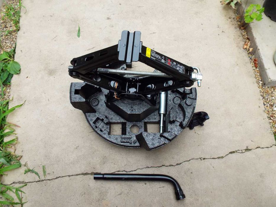 vand cric,cui remorcare,cheie roti pentro volvo V40siV40XC pret 400lei