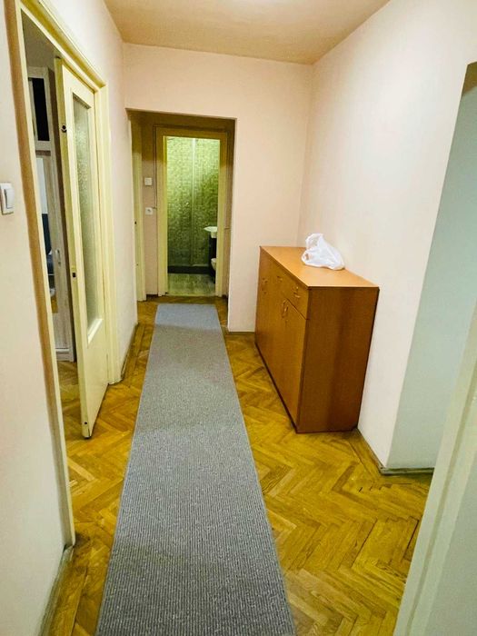 Inchiriez apartament 3 camere, decomandat, ultracentral, etaj 3/10 Bd. Magheru Oradea
