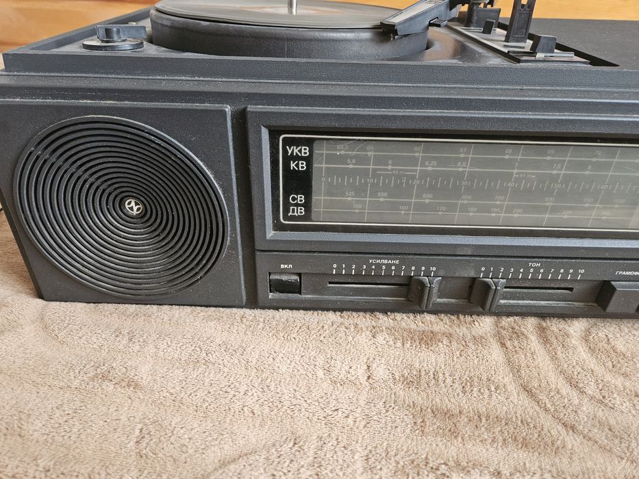 Продавам работещ радио грамофон