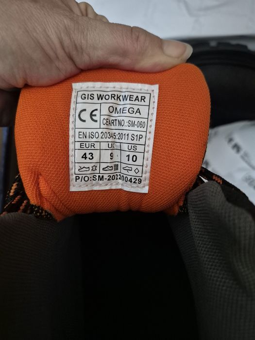 Продам новую спец обувь.