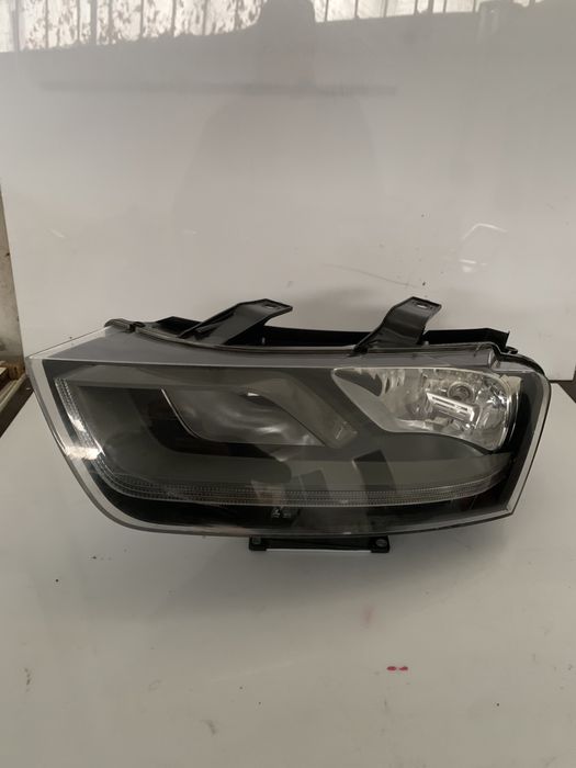 Far Audi Q3 dreapta stare f buna! Nu are urechi rupte!