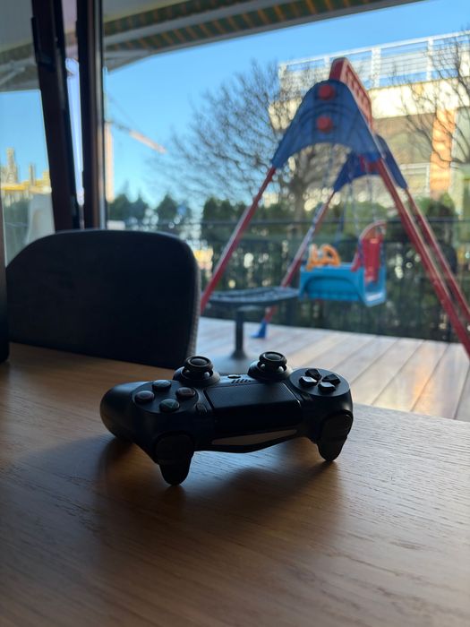 PS4 Slim - Джойстик и 2 игри