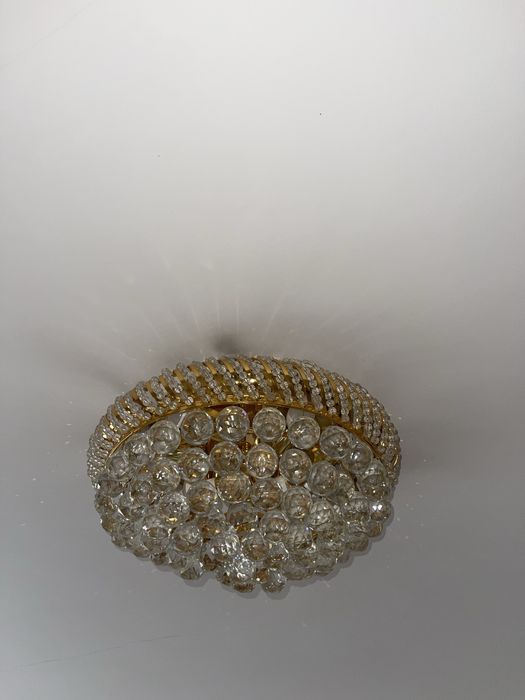 Продам стильную потолочную люстру