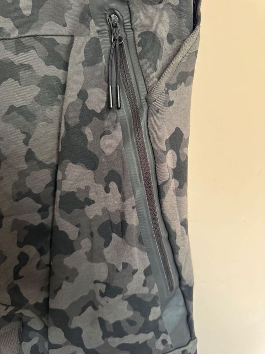 Nike Sportswear Tech Fleece Jogger Pants Camo.
