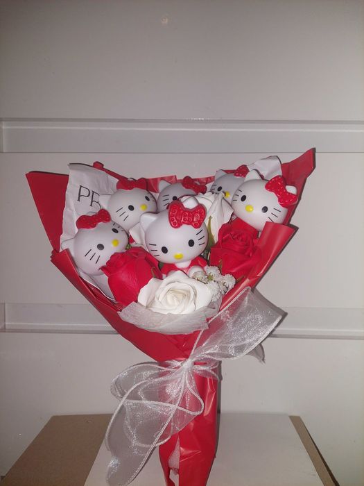 Buchet bogat de flori Hello Kitty superb