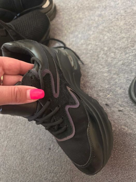 Маратонки с забележка