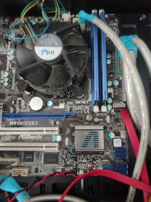 продавам компютър 4ядрен с windos 10