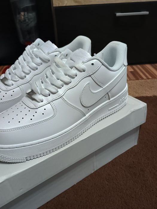 Nike Air Force 1 '07 Low "Triple White" – Mărimea 43 – Noi la Cutie