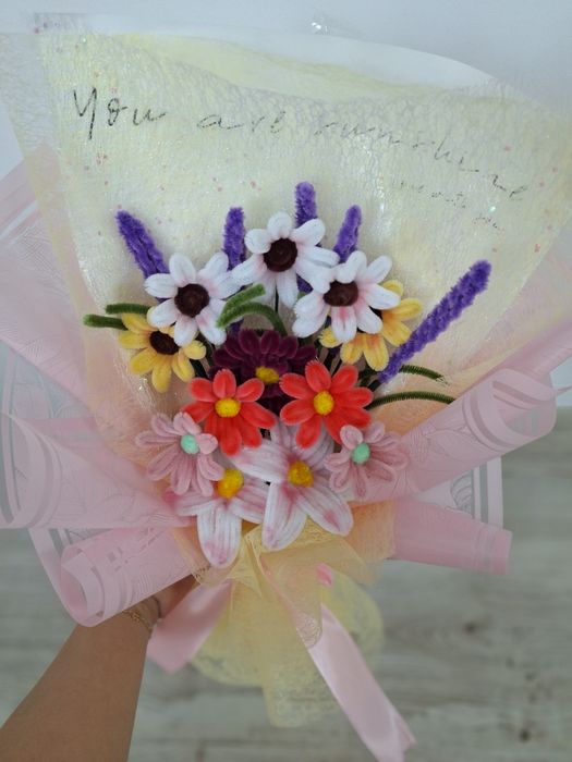 Flori realizate manual din sârmă plușată