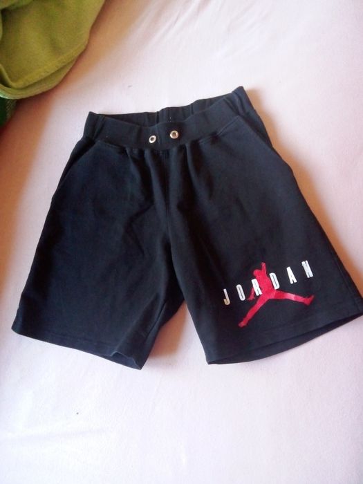 Продавам шорти  jordan ,размер s