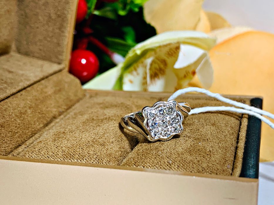 Оригинальной модели золотое кольцо с бриллиантами