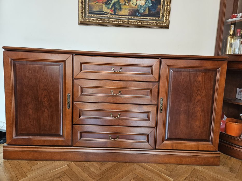 Класическо обзавеждане за хол от масивно дърво 
Опи