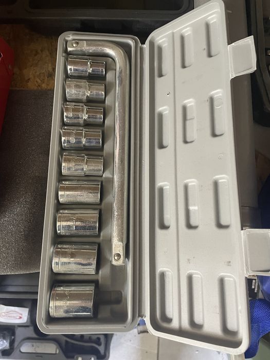 Наборы ключей и головок.