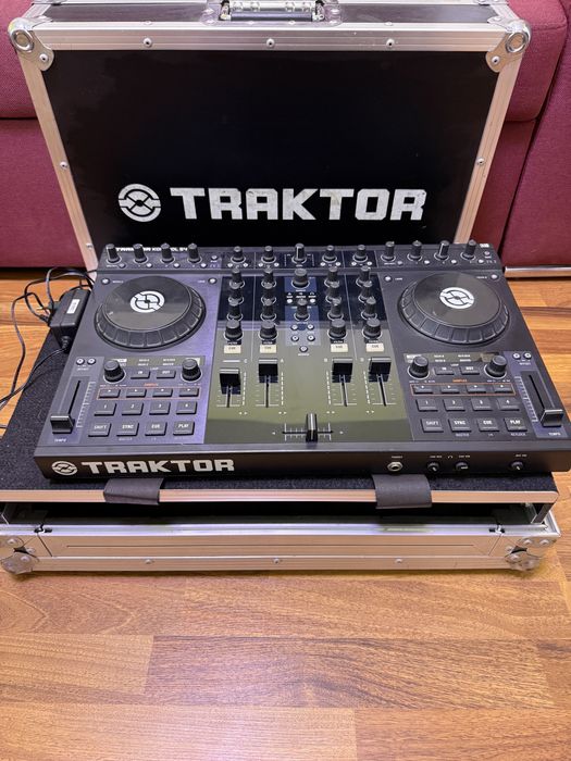 Platane DJ Traktor Control S4 + Flight Case + licenta soft traktor