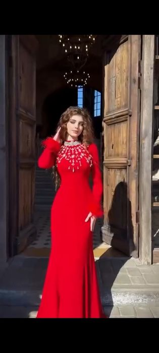 Vechirniy kuylak rangi qizil razmer 44