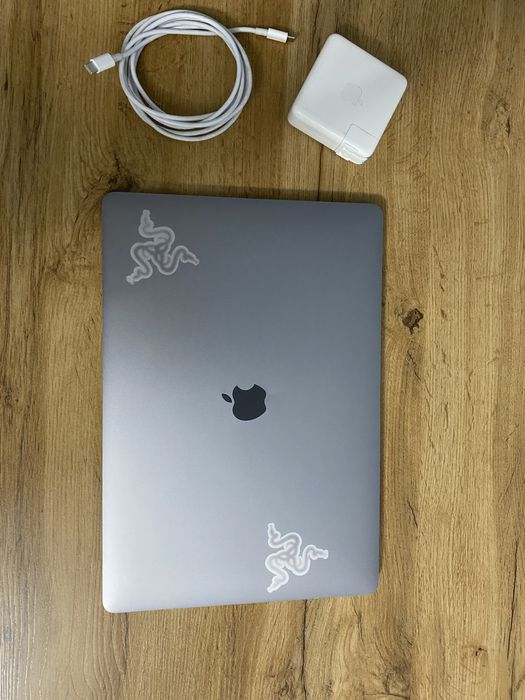 Продаётся Macbook pro 2018 A1990