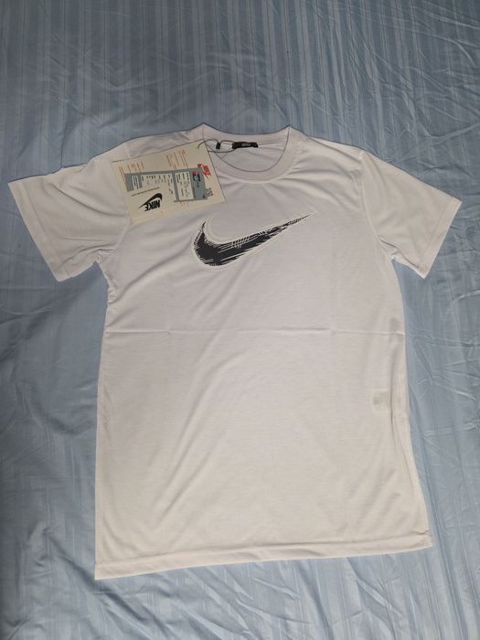 tricou nou nike cu eticheta