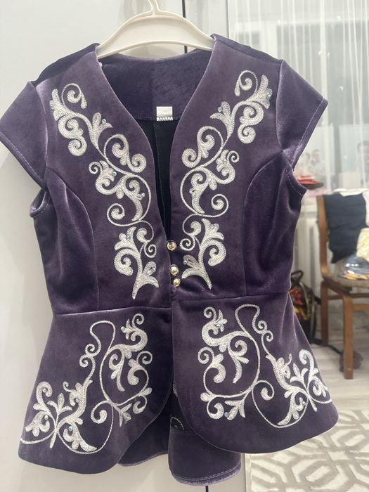 Продам 2 жилетки для девочек