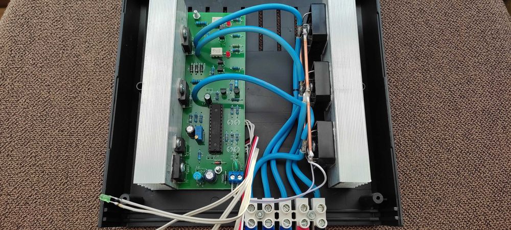 Regulator/controler eolian cu RELEE STATICE