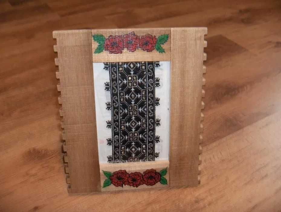 Decoratiuni tablou cu pictura manuala si broderi istorice