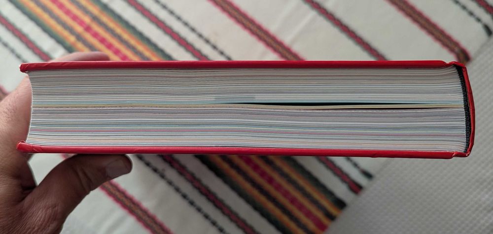 Nike- The Ultimate Sneakers book- книга за историята на маратонките от Сащ