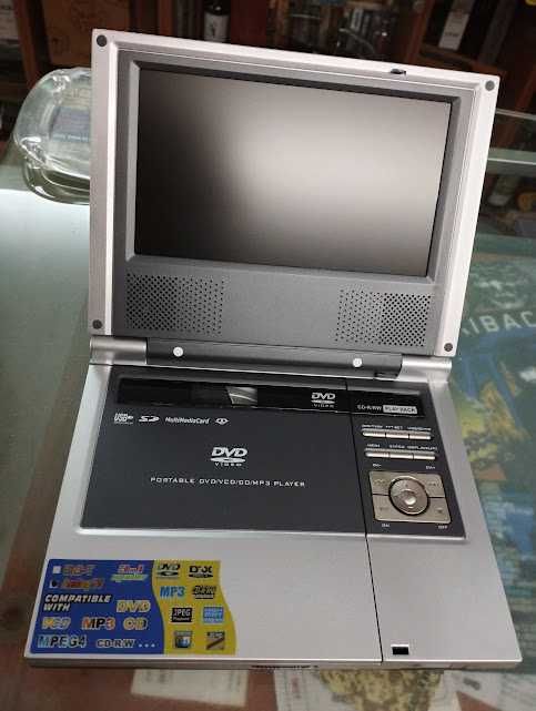 Два портативни DVD плейъра