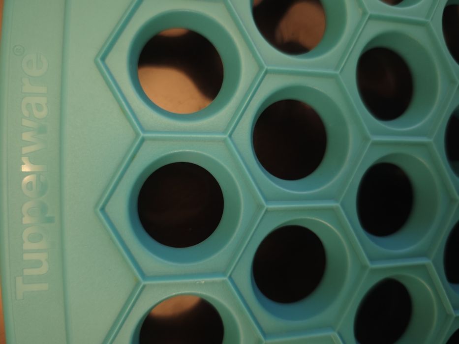 Продам пельменицу Tupperware с ложкой