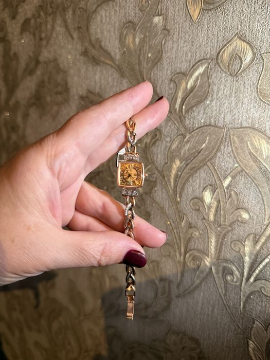 Женские часы.