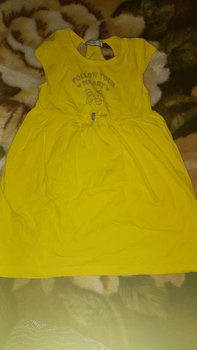 Продаются платья.