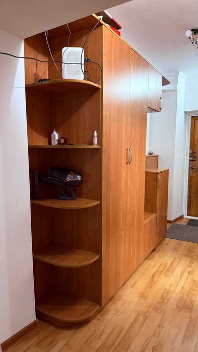 Вместительный шкаф с зеркалом для прихожей