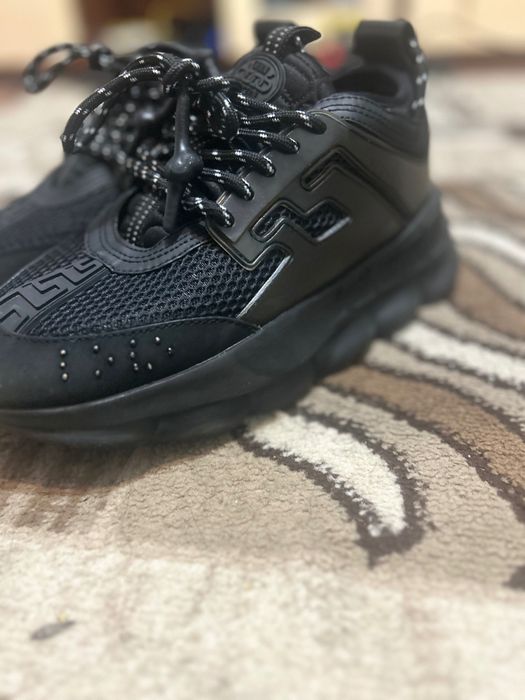Adidasi Versce chain reaction