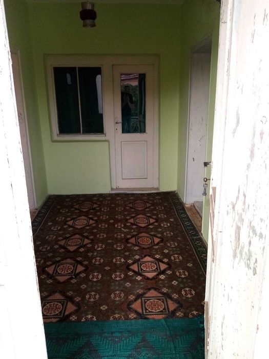 Двуетажна къща с двор