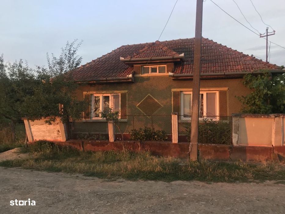 Casă de vânzare cu 3 camere și curte mare
