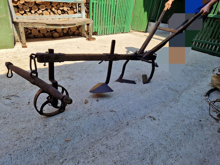 Plug vechi pentru muzeu, expoziție pentru un cal