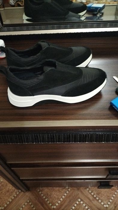 Продаются новые кроссовки 42 размера