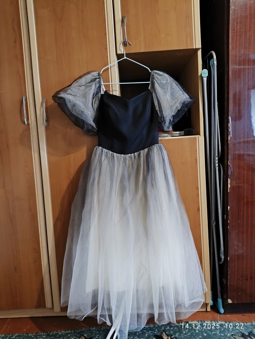 Платья, туфли продаются